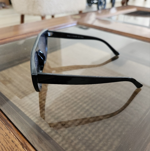 Black Cat-Eye Sunglasses - Picture 3 of 3